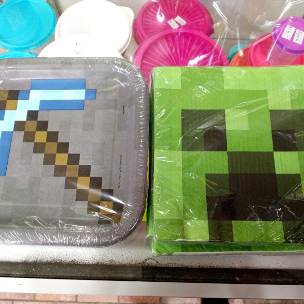 Minecraft party plates/napkins